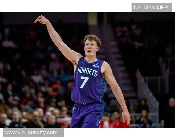 克尼佩尔昨日崴脚伤退今日现身兄弟高中比赛走路正常未佩戴护具